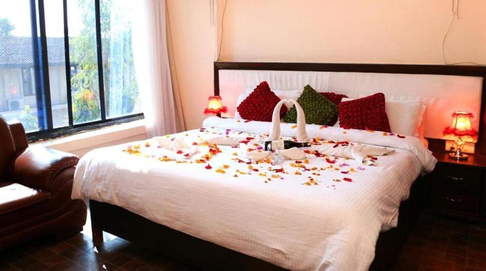 Hotel Royal Safari Chitwan Eksteriør billede