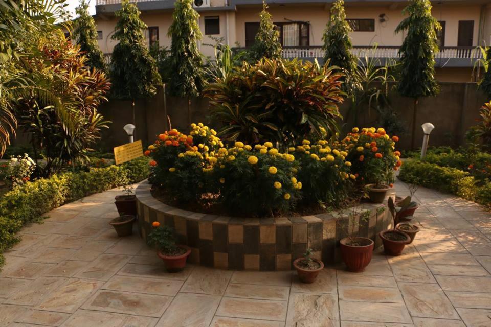 Hotel Royal Safari Chitwan Eksteriør billede