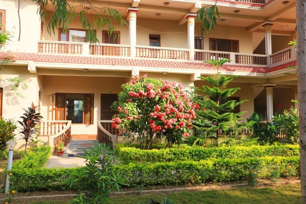 Hotel Royal Safari Chitwan Eksteriør billede